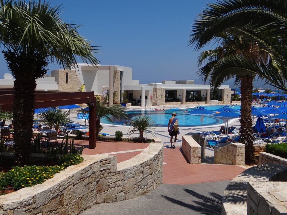 Aus Sicht der ersten Bungalowreihe Grand Hotel Holiday Resort