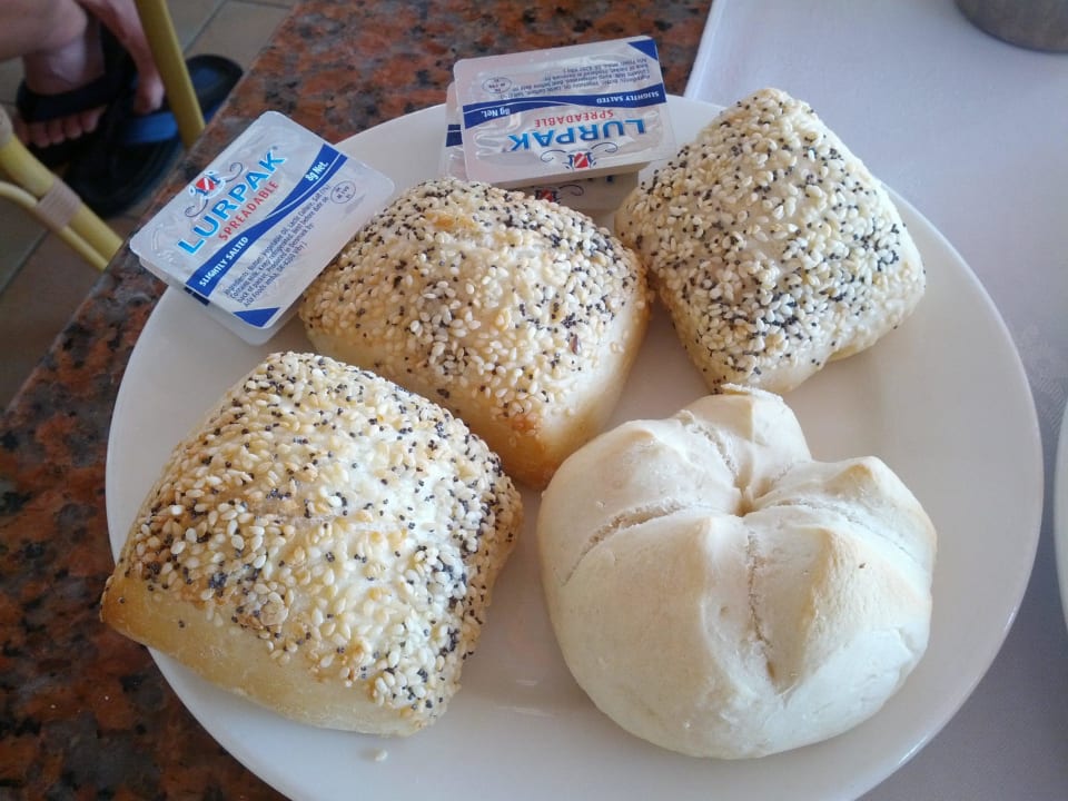 Frische Semmeln zum Frühstück! Asterias Beach