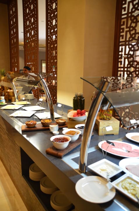 Frühstücksbuffet ohne Dekoration DoubleTree by Hilton Resort & Spa Marjan Island