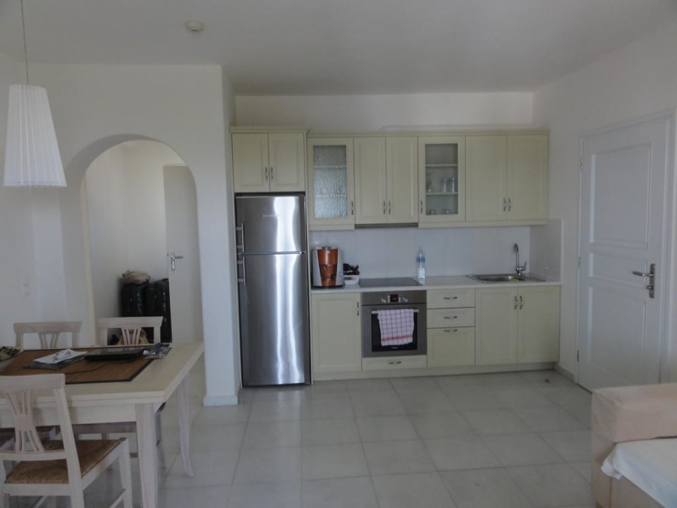 Küche mit Backofen, grosser Kühlschrank Hotel Naxian Collection