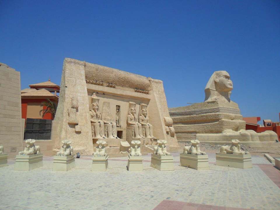 Na terenie hotelu Pickalbatros Alf Leila Wa Leila Resort - Neverland Hurghada