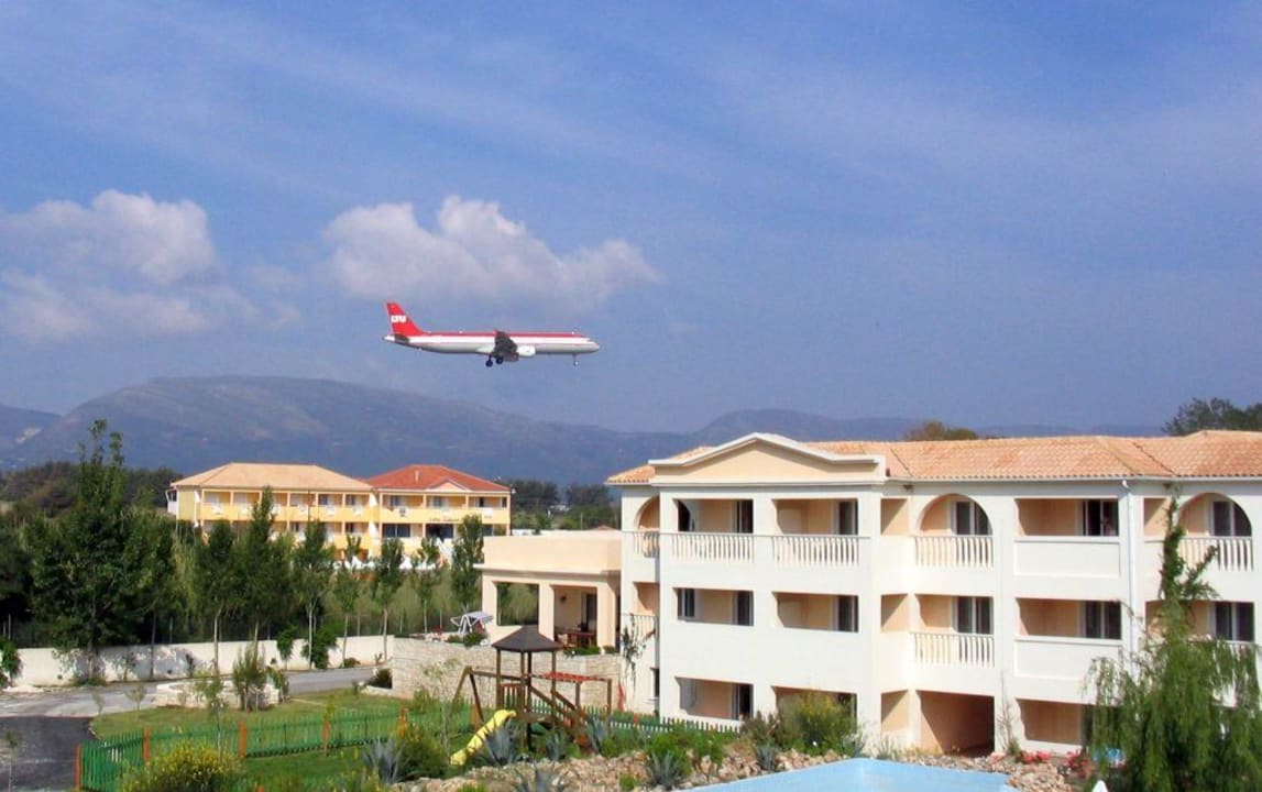 Flieger beim Landeanflug Hotel Bitzaro Grande