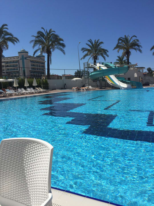 Mittags am Pool Palm World Side Resort & Spa