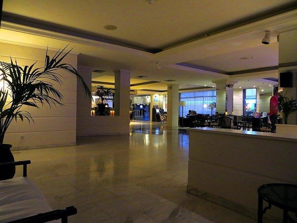 Blick von der Lobby zum Eingang The 15 th Boutique Hotel