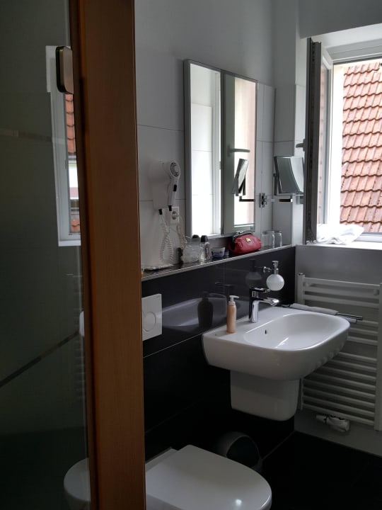 Badezimmer mit Fenster Hotel Petersen