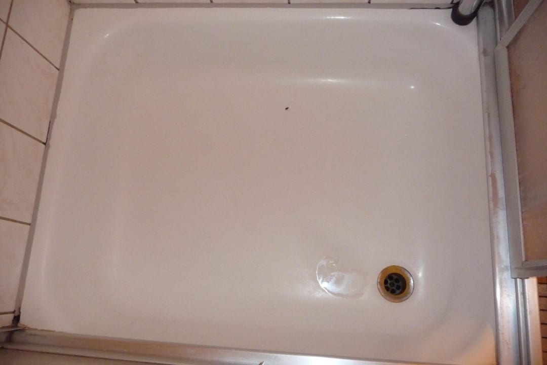 Bad/Duschwanne mit Abnutzungen Hotel Ruchti Zeit für mich