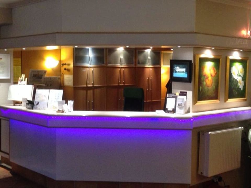 Rezeption beleuchtet Seehotel Schwanenhof