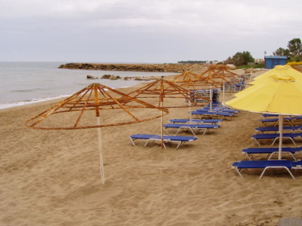 Das ist der Hotel eigene Strand. Mitsis Rinela