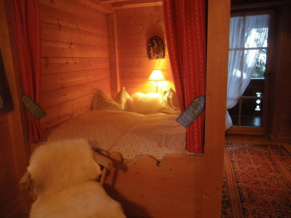 Kuscheliges Himmelbettzimmer für kalte Winternächt Mountain Chalet Pra Ronch