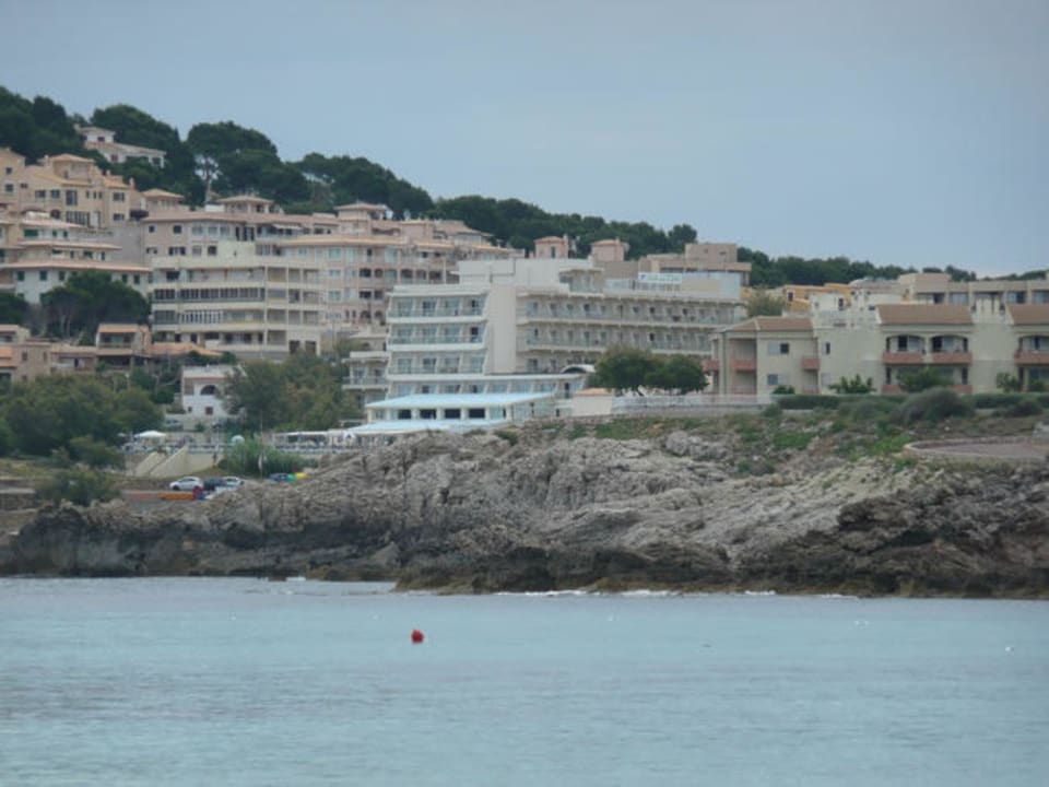 Blick vom Strand bzw. Meer auf das Hotel THB Cala Lliteras