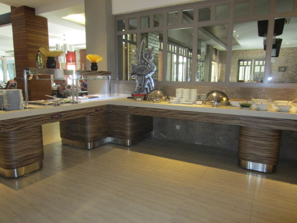 Andere Seite vom Büffet Port Side Resort Hotel