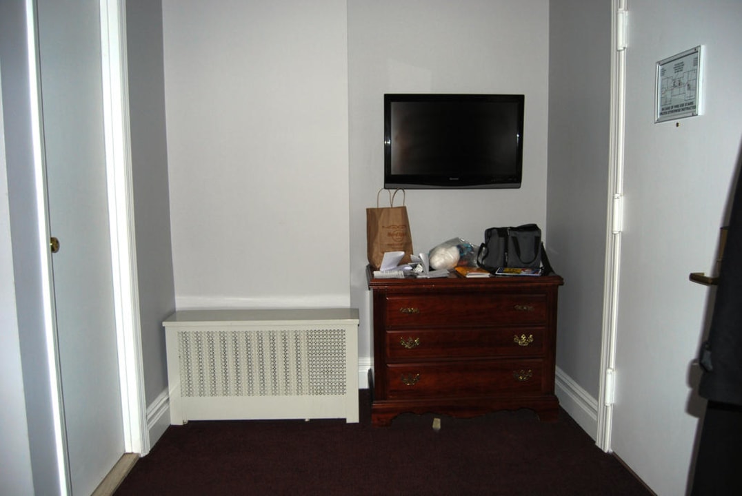 Eingang Zimmer mit Bildschirm HGU New York