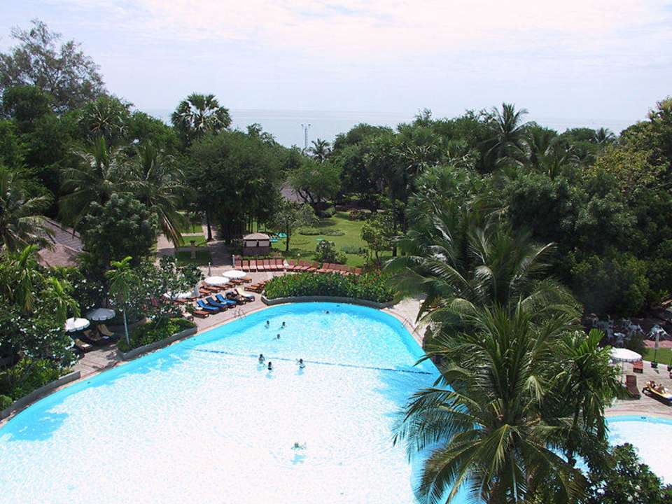 Pool Hotel Regency Wing