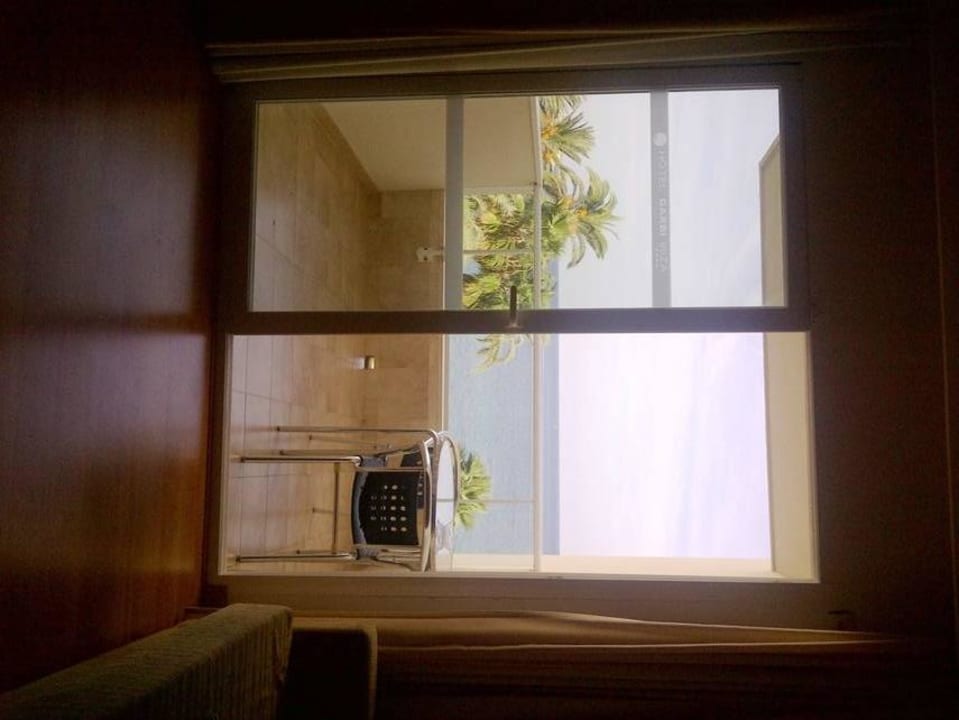 Blick aus Zimmer über Balkon zum Meer Hotel Garbi Ibiza & Spa