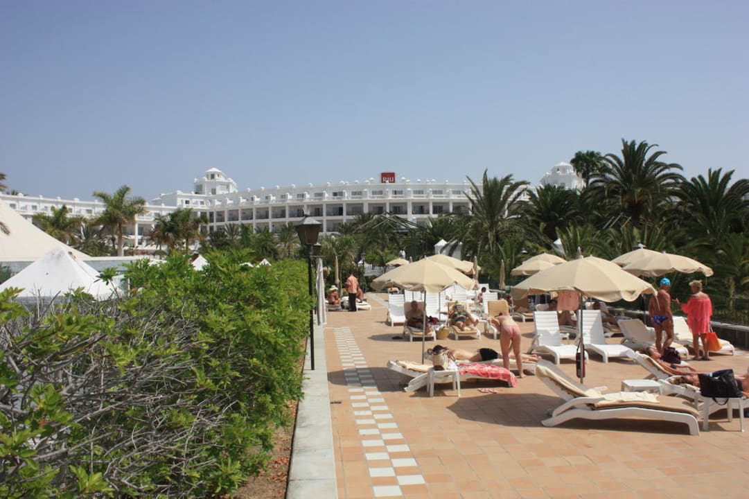 Hotel vom Poolbereich aus Hotel Riu Palace Maspalomas Adults Only