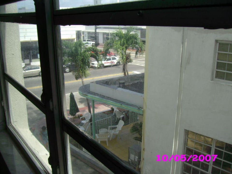 Blick aus dem Hotelzimmer zur Straße Carlton