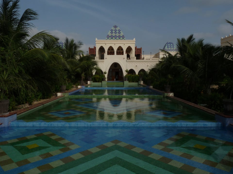 Blick zum Restaurant und Theater Hotel Riu Karamboa