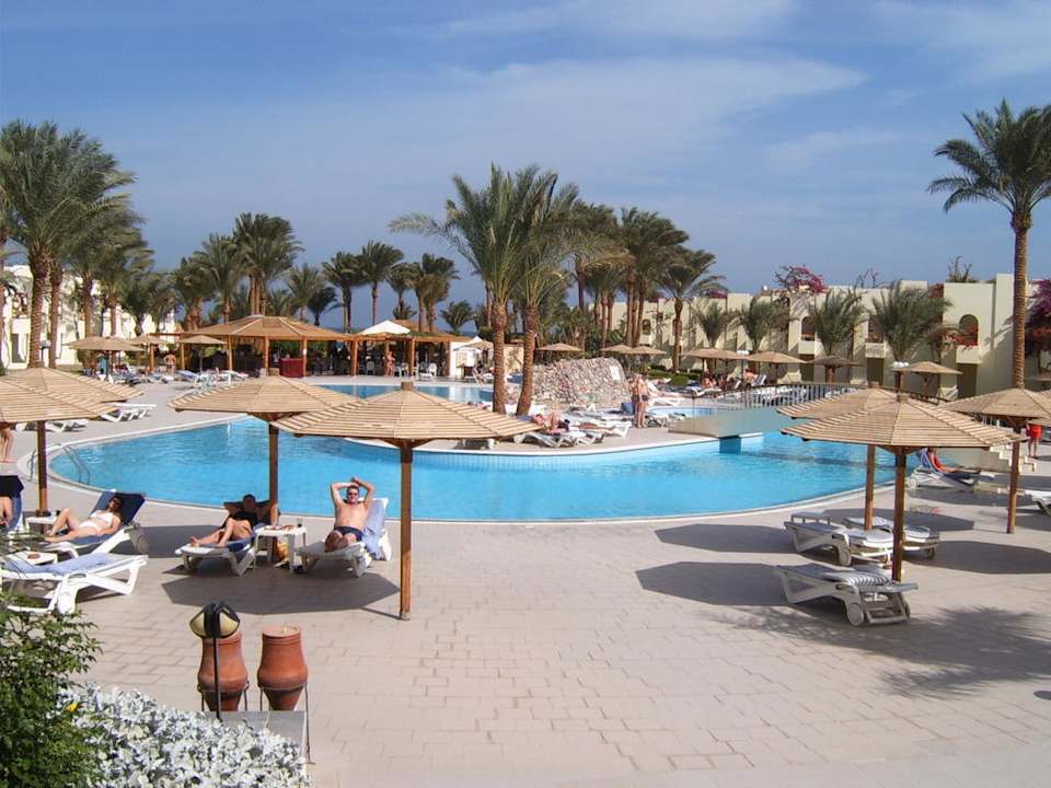 Das ist der größere Pool Palm Beach Resort