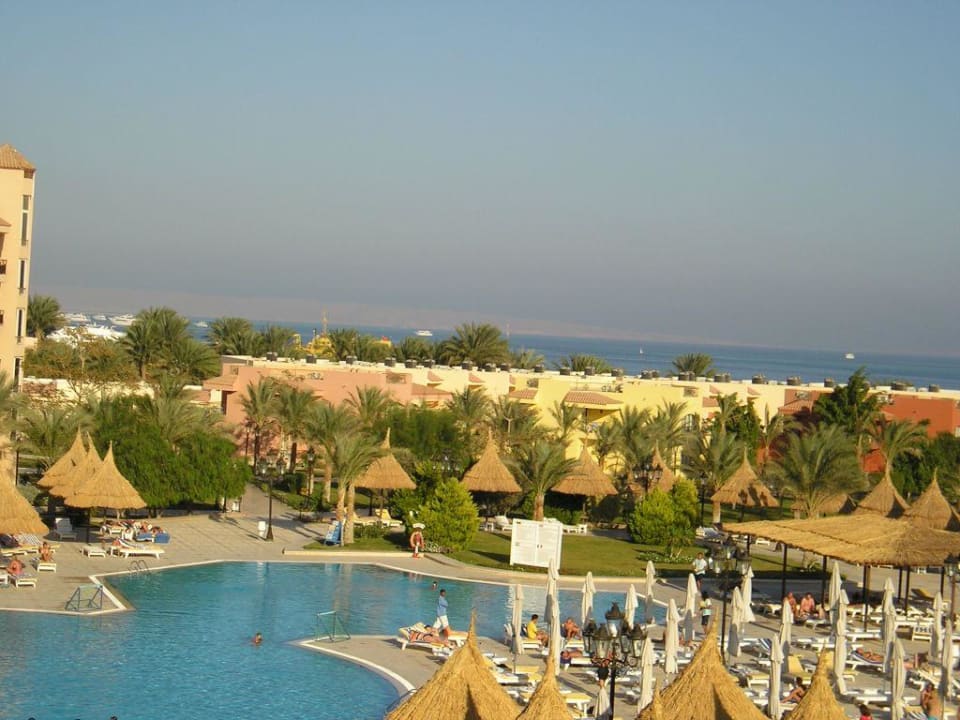 Pool und Strand vom Balkon aus Siva Grand Beach
