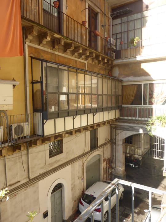 Blick von unserem Zimmer in den Hinterhof Hotel Etnea 316