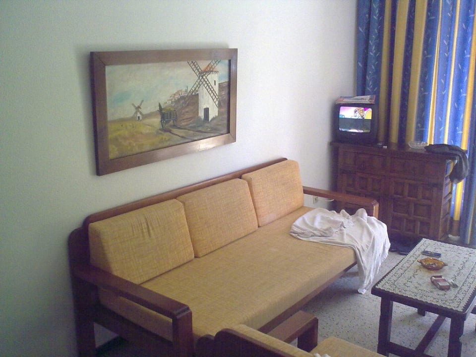 Der Wohnbereich mit Schlafcouch Hotel Caroni