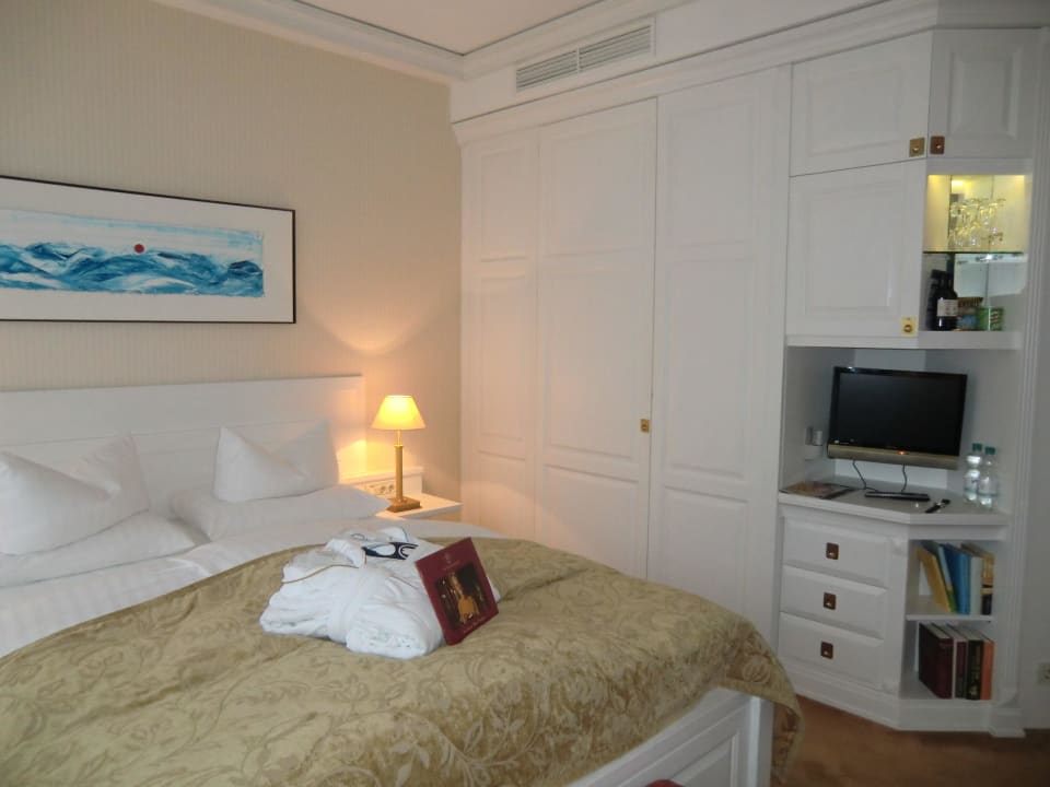 Kleiderschrank mit integrierter Bar und kleiner Bi Hotel Yachthafenresidenz Hohe Düne