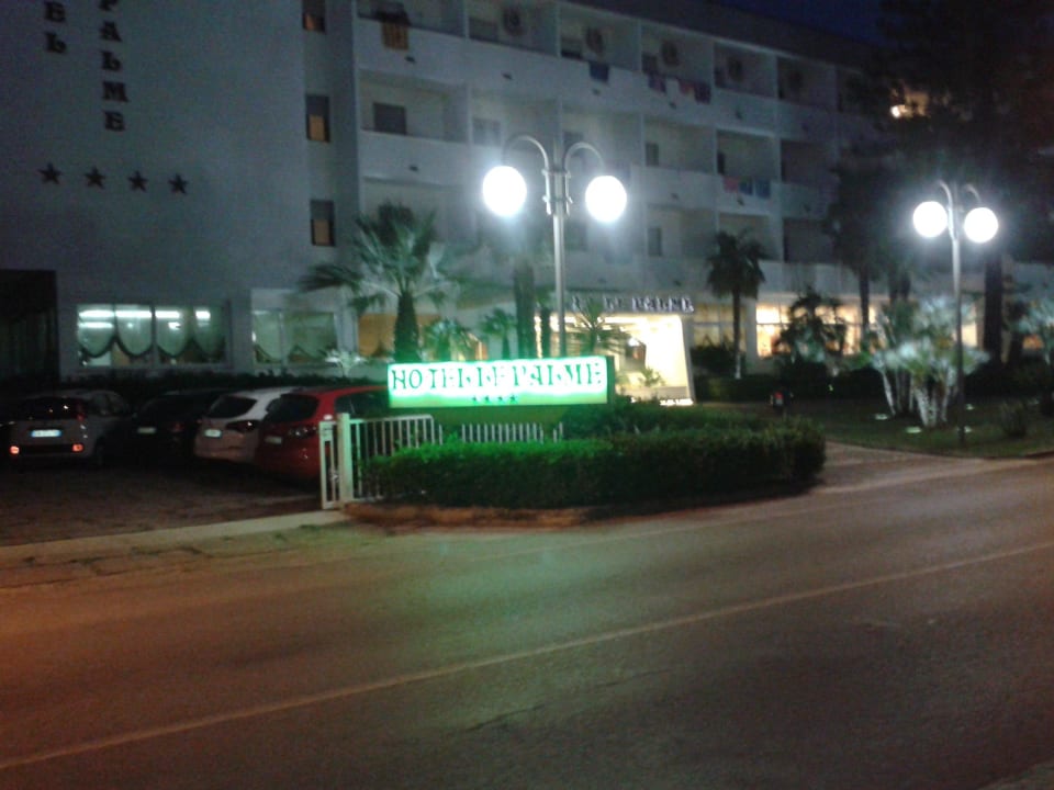 Von der Strasse aus gesehen Hotel Le Palme