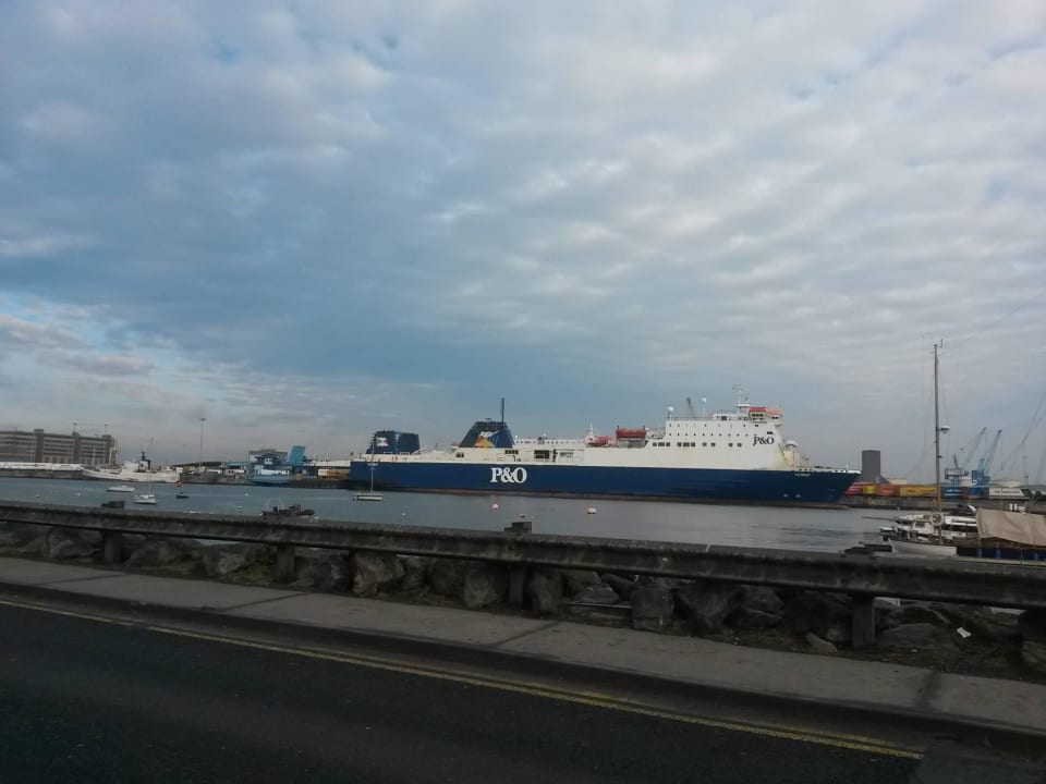 Blick auf den Fährhafen Hotel Tara Towers
