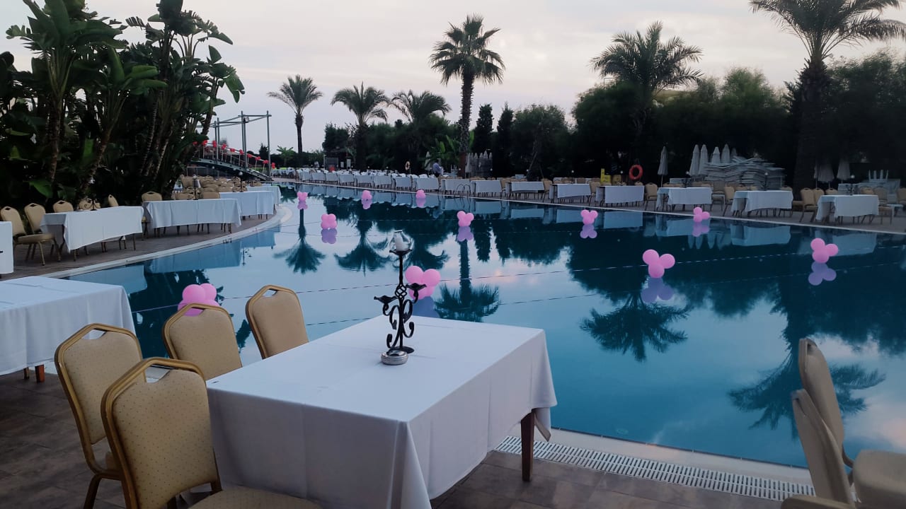 Aussen am Pool Saturn Palace Resort Hotel