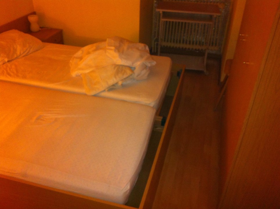 Doppelbett kein Platz und Kasten Gästehaus Atzgersdorf