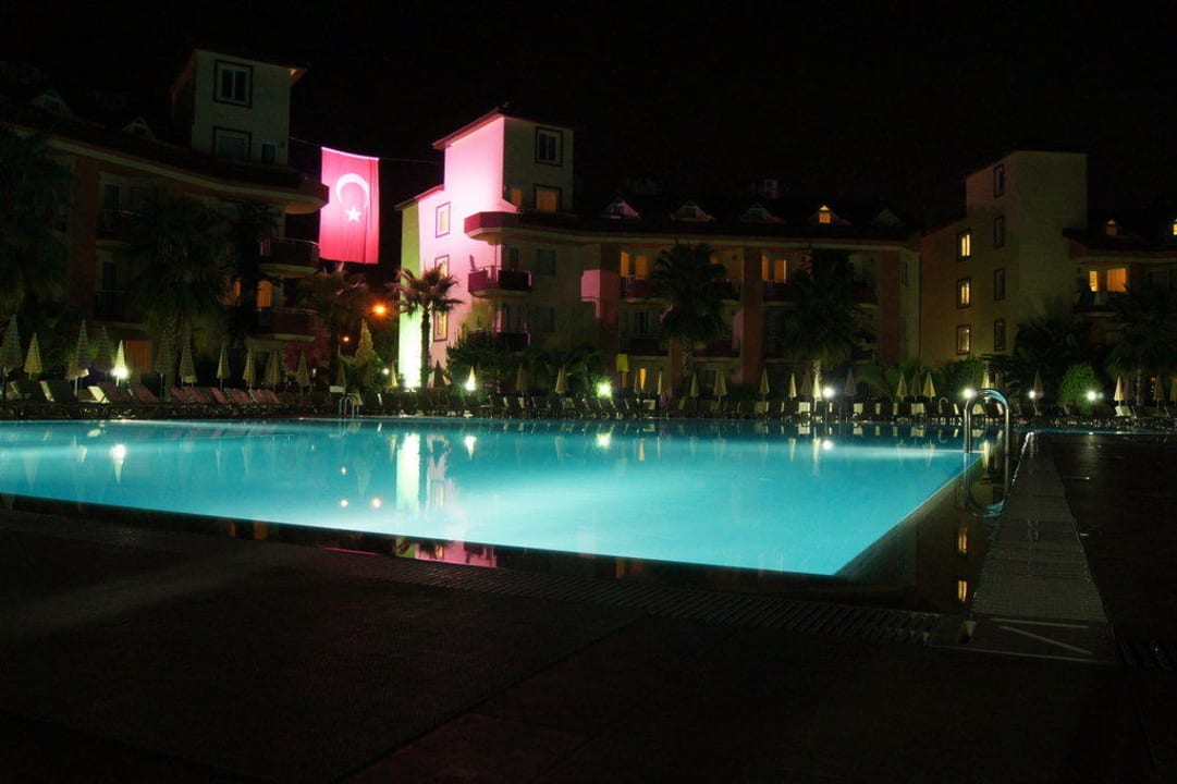 Pool in den Abendstunden Hotel Orfeus Park