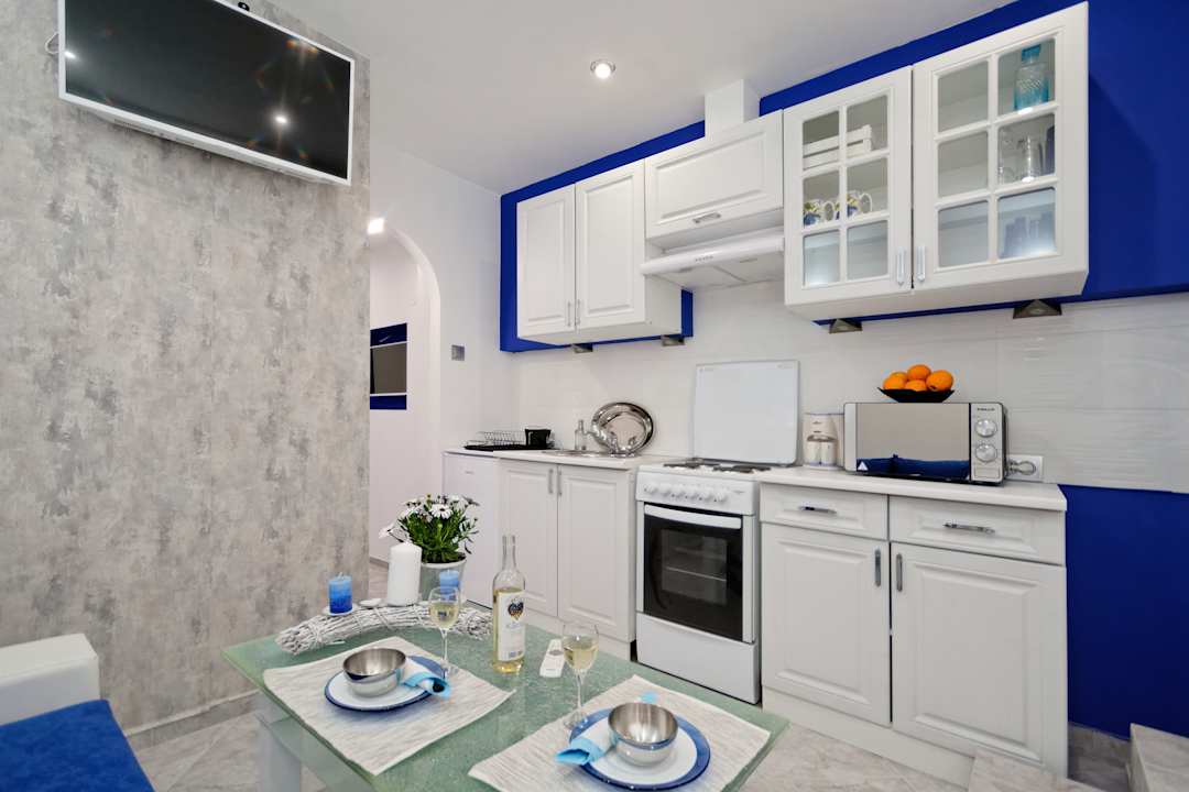 Zimmer Santorini Style in Athens Plaza Luxurys Apartments