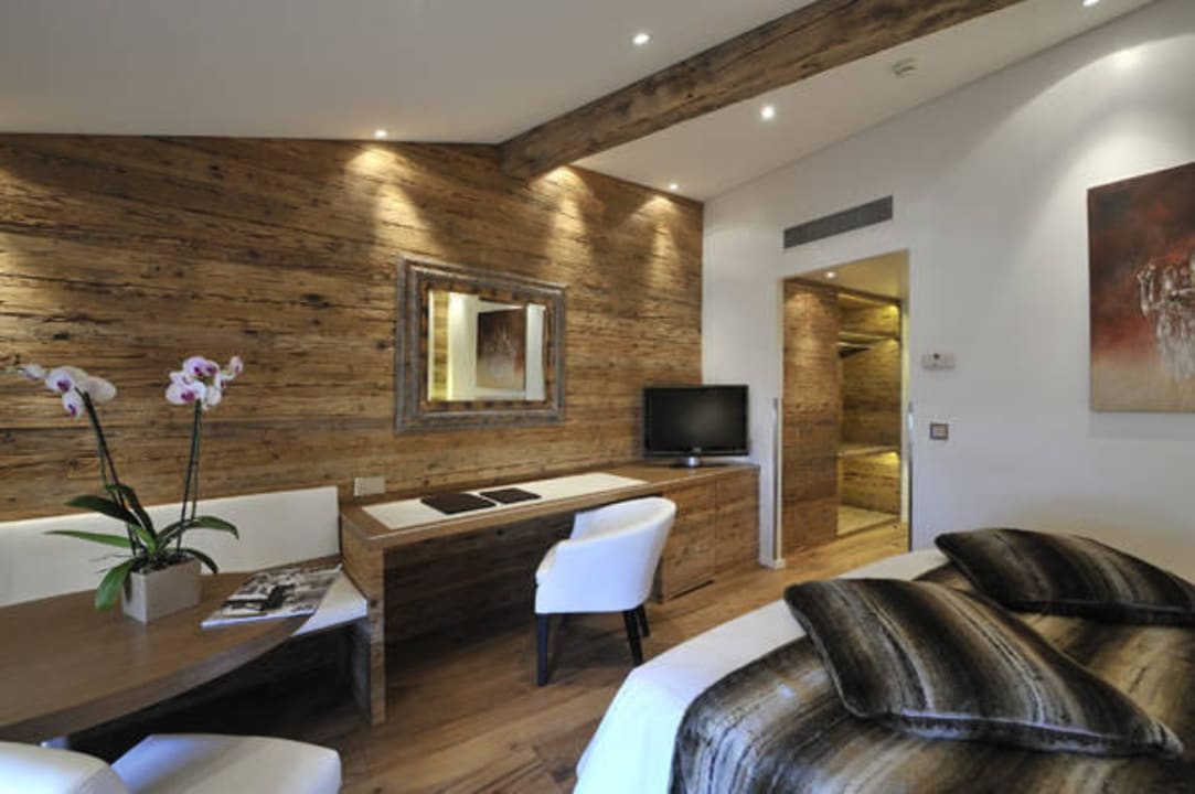 Double or single room at choice Hotel Les Armures