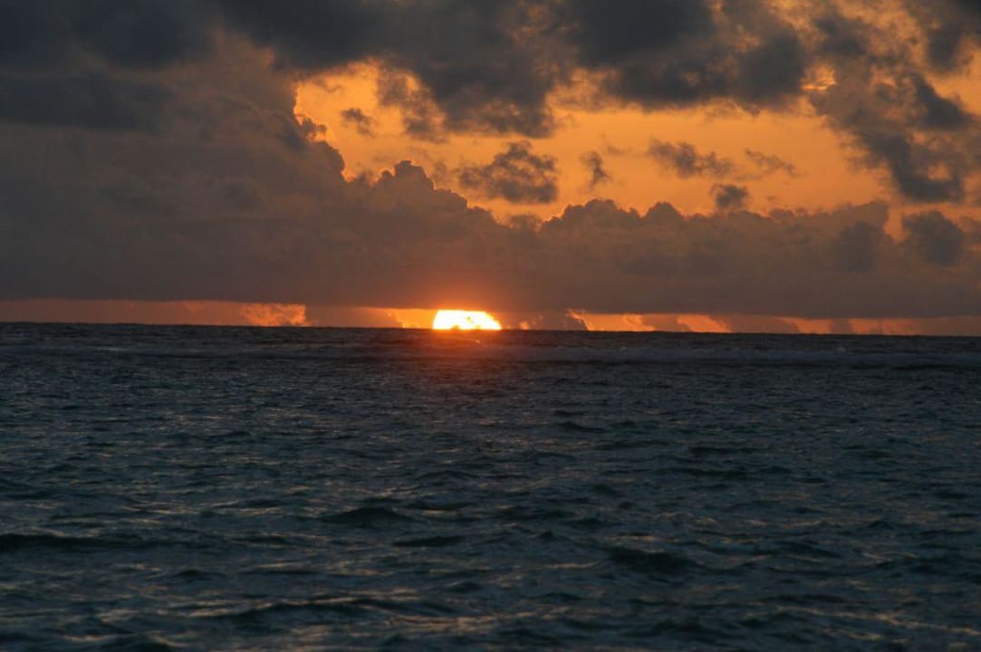 Einer von wenigen schönen Sonnenuntergängen Summer Island Maldives