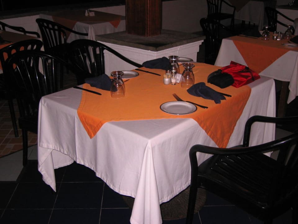 Tisch im Restaurant Adaaran Club Rannalhi - All Inclusive