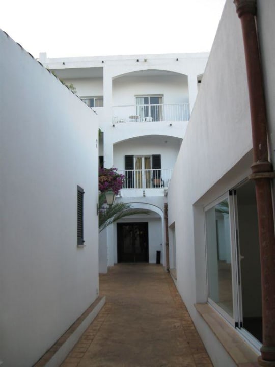 Gang vom Appartment zum Speisesaal Gavimar Ariel Chico Club & Resort