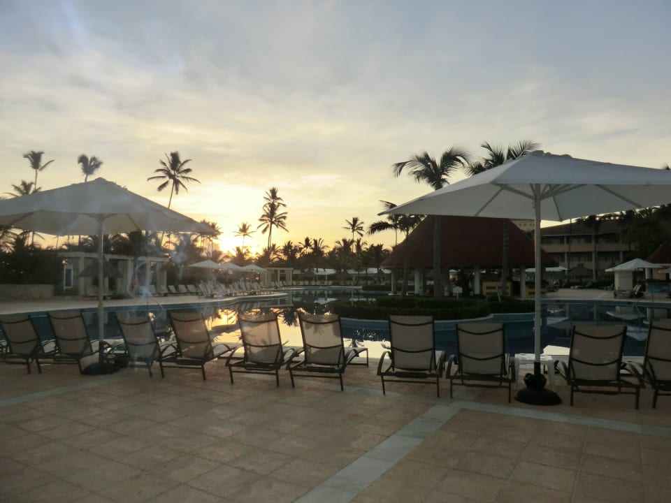 Pool bei Sonnenaufgang Bahia Principe Luxury Ambar