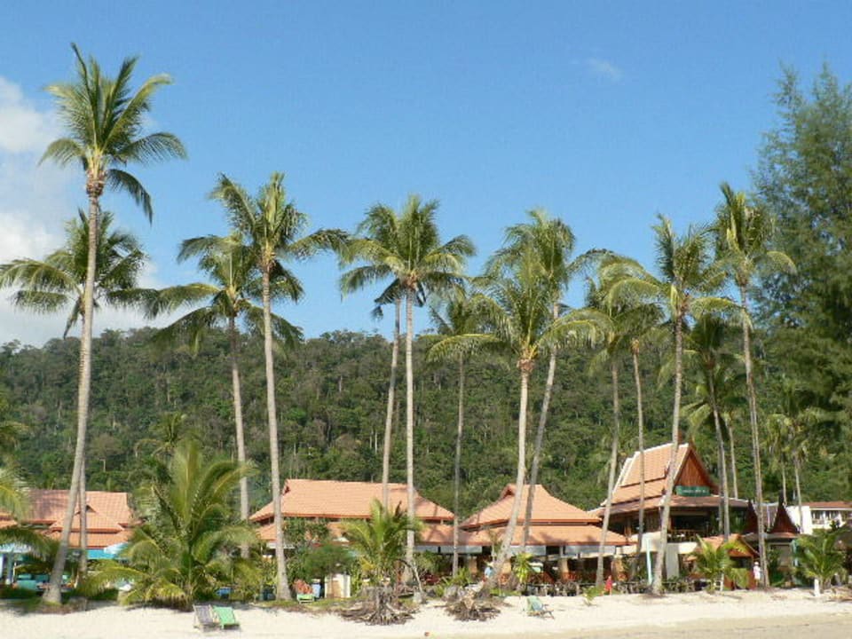 Blick vom Strand zum Hotel Koh Chang Paradise Resort & Spa