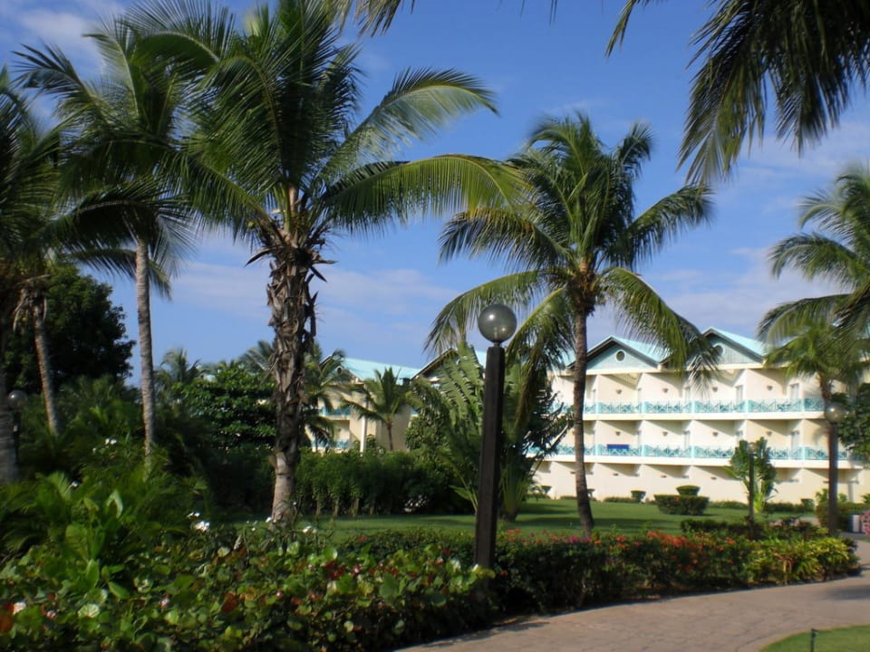 Garten vor den Wohngebäuden Dreams La Romana Resort & Spa