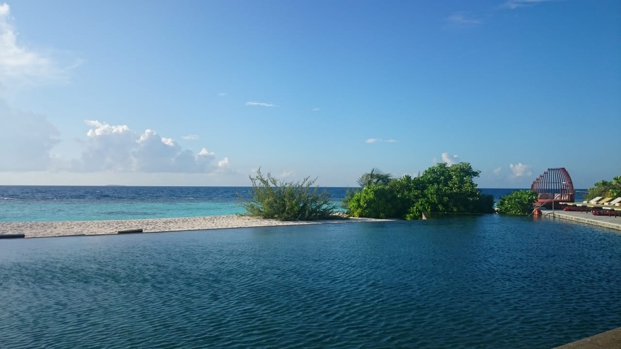 Poolbereich  NH Collection Maldives Havodda Resort