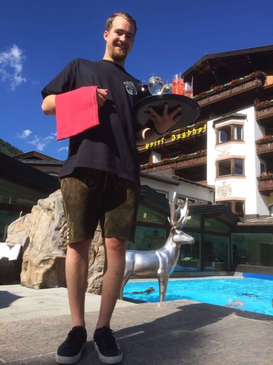 Service am Pool durch den Juniorchef persönlich Relais & Châteaux SPA-Hotel Jagdhof