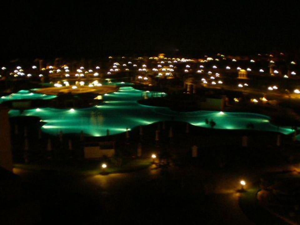 Pool bei Nacht Steigenberger ALDAU Beach Hotel