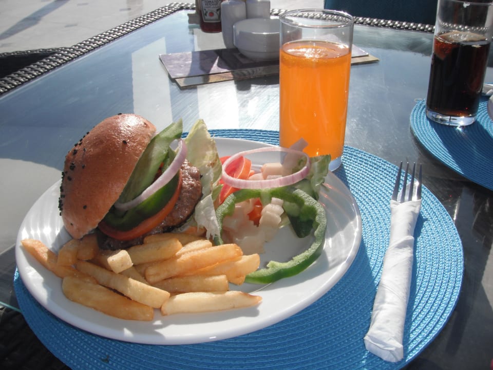Mittagssnack an der Poolbar  Makadi Spa - Adults only
