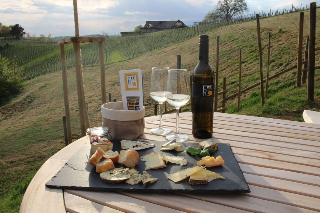 Käse Verkostung mit Wein  Weingarten-Resort Unterlamm Loipersdorf