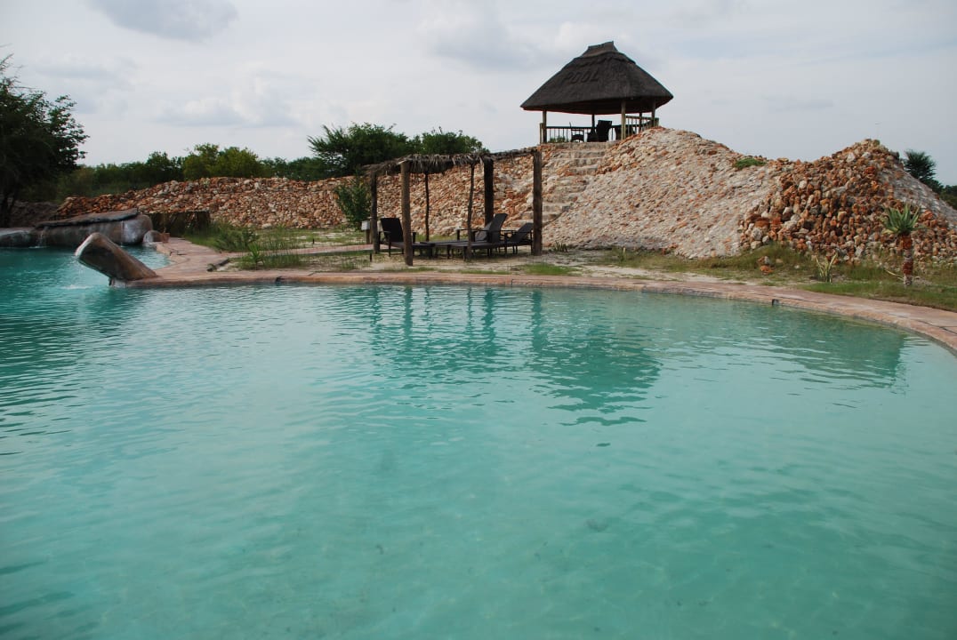 Schöner Pool mit Bauschutt am Grund Pelican Lodge