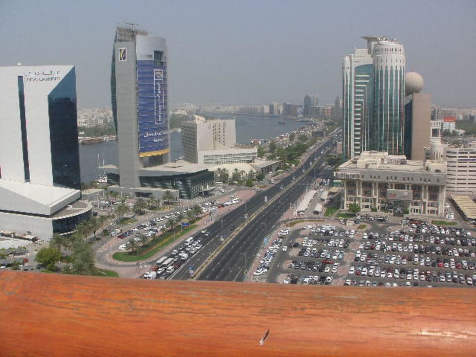 Blick vom Pool am Dach Golden Sands Hotel Creek