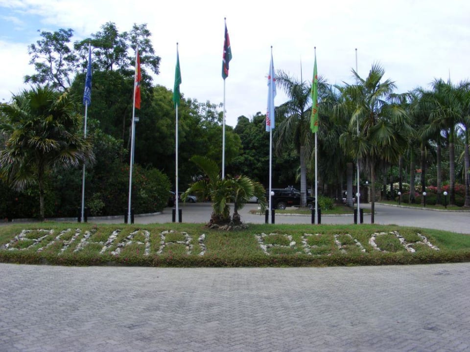 Eingang Bahari Beach Hotel