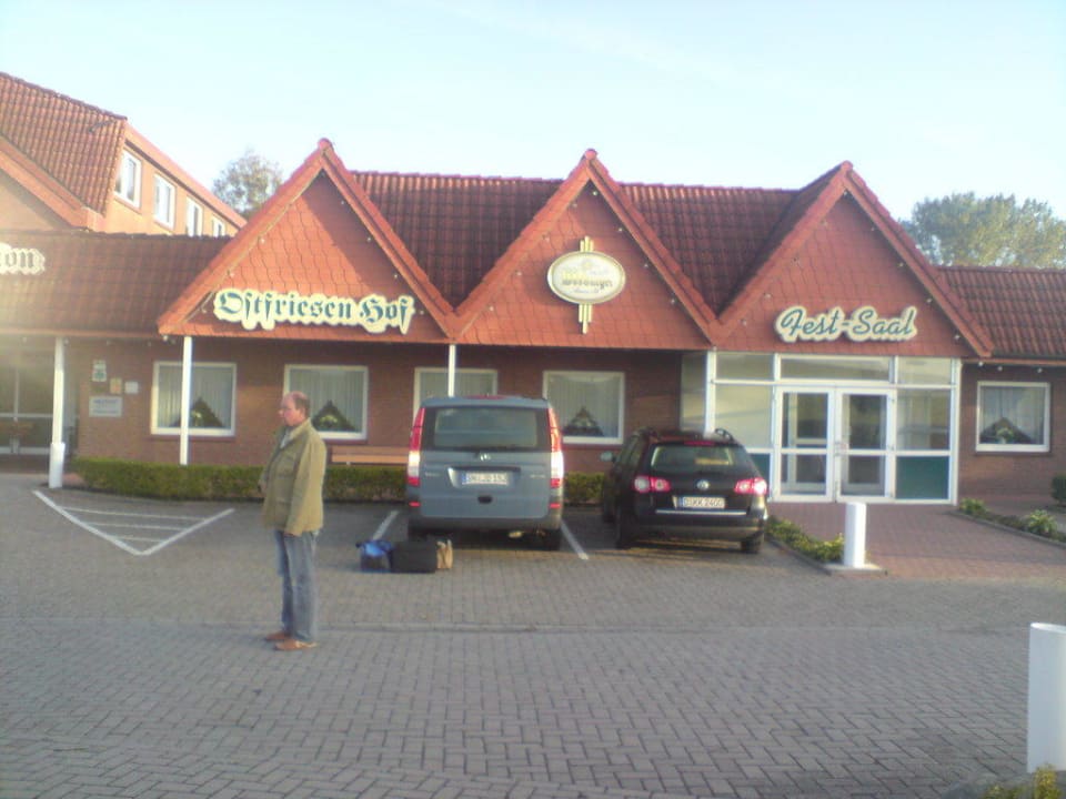 Frontsicht vom Deich aus gesehen Hotel Ostfriesen Hof