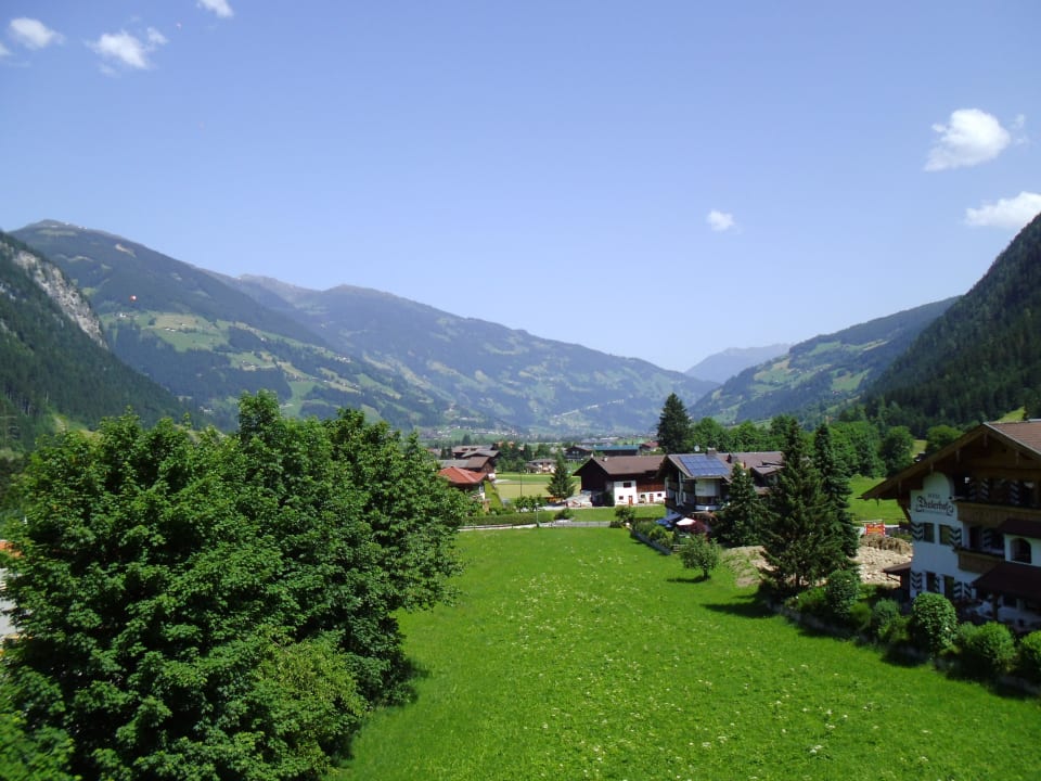 Blick vom Hotelzimmer ins Zillertal Hotel Pramstraller