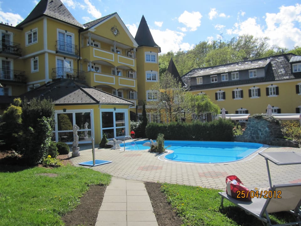Außenansicht mit Pool Schlössl Hotel Kindl